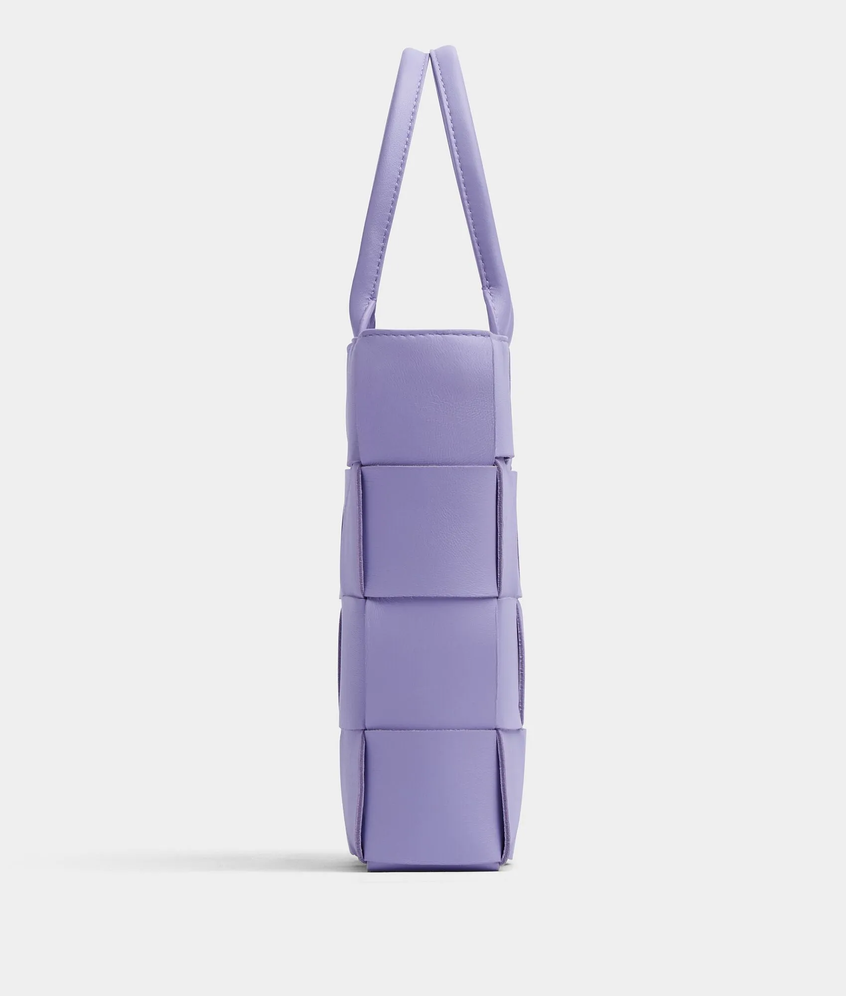 Batch 1460 New 🔻 Mini Intreccio woven leather tote bag with removable shoulder strap • One internal zip pocket • Magnetic closure • Lining: Composite sheepskin • Accessories: Gold finish • Height: 22 cm • Width: 16.5 cm • Depth: 5.5 cm • Handle height: 11.5 cm • Strap height: 50 cm Model number: 6688-3#
